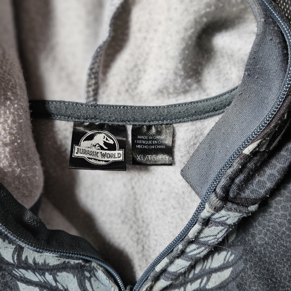 Sweatshirt & Jacket - Picture 5 of 8